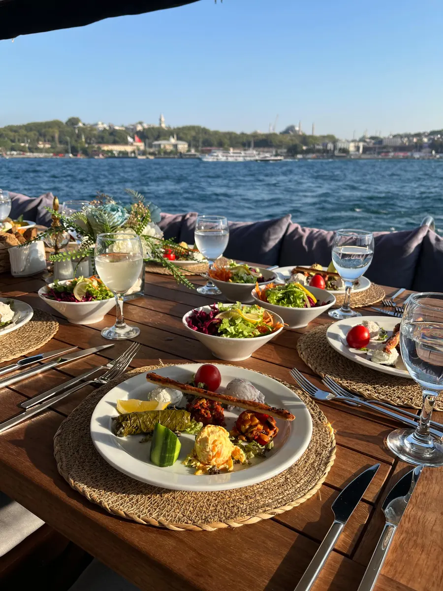 Mesa de almuerzo en un yate con vistas al Bósforo