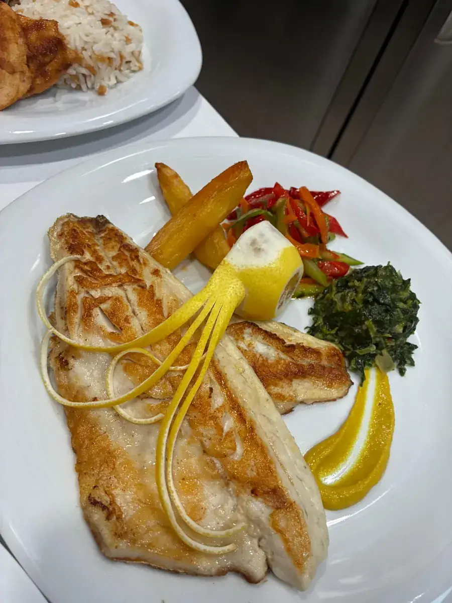 Filete de dorada servido en el almuerzo en un yate