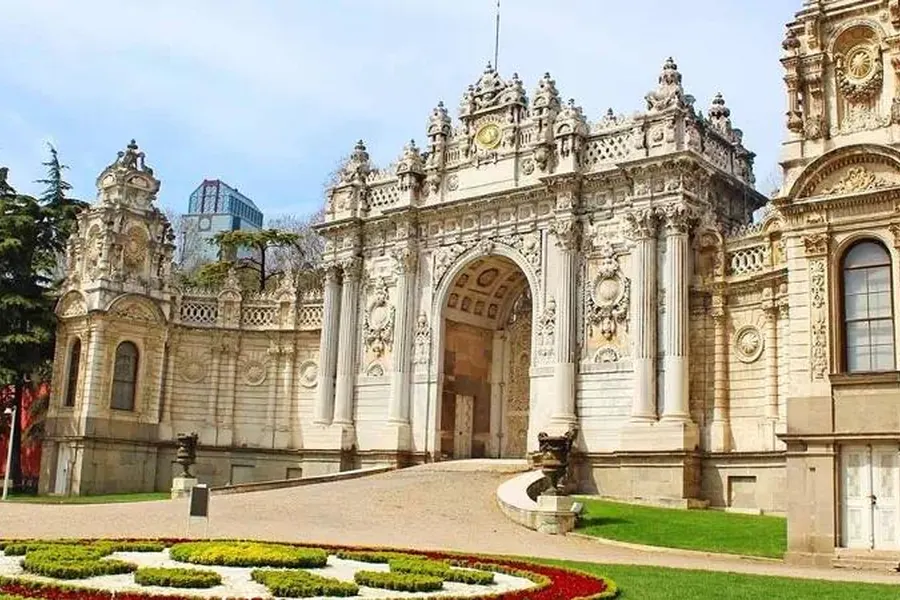 Dolmabahce Palace in Istanbul: History and Visitor Guide