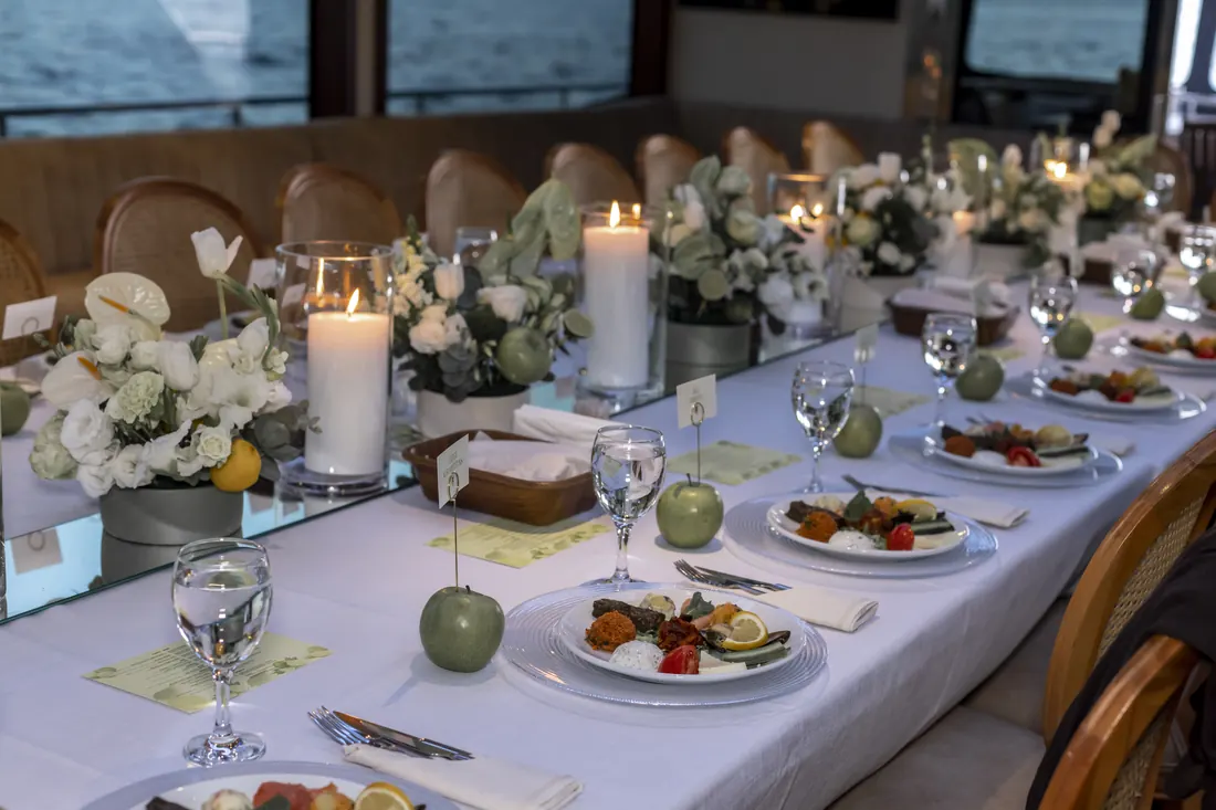 Mesa de cena preparada para directivos en un yate