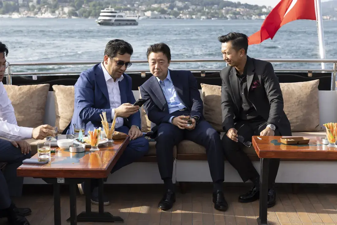 Directivos reunidos en la cubierta de un yate