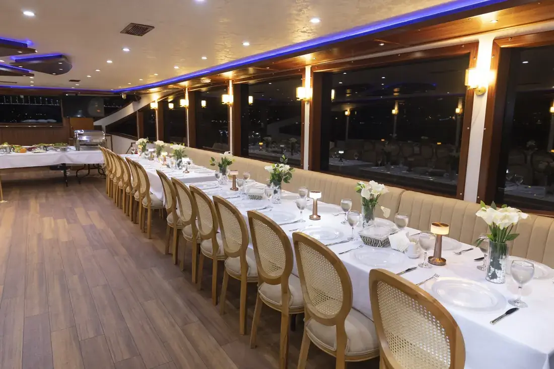 Salón de un yate preparado para una cena ejecutiva