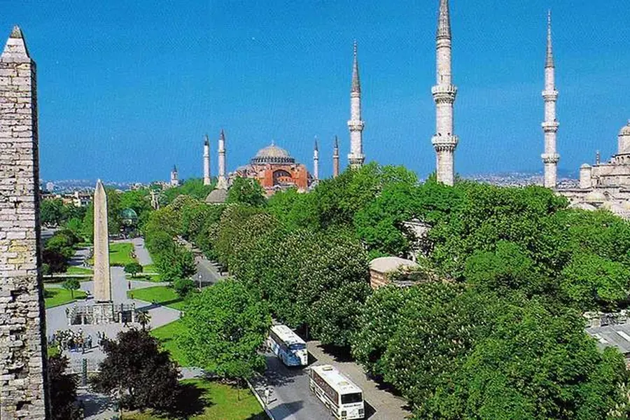Sultanahmet Hippodrome: History, Monuments and Nearby Sights