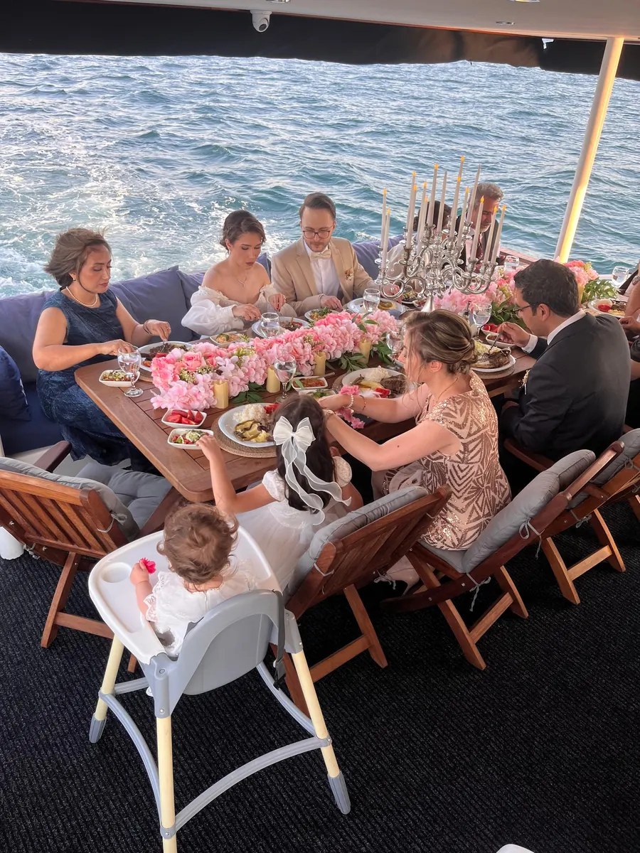 Almuerzo de cumpleaños familiar con flores en un yate privado