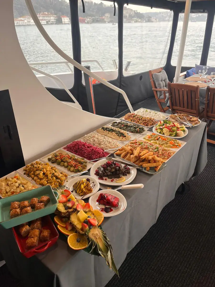 Bufé de almuerzo con mezes y ensaladas en un yate en Estambul