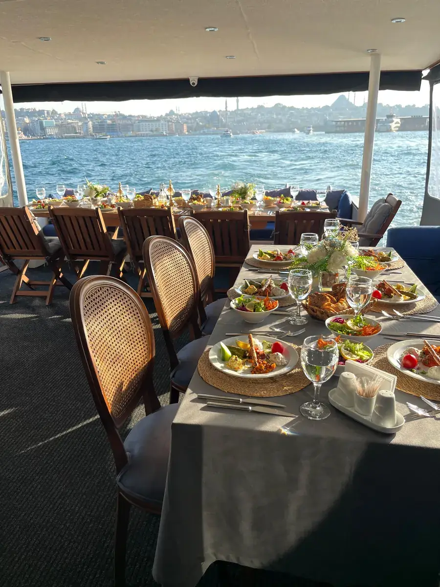 Mesa de almuerzo con vistas al Bósforo desde un yate