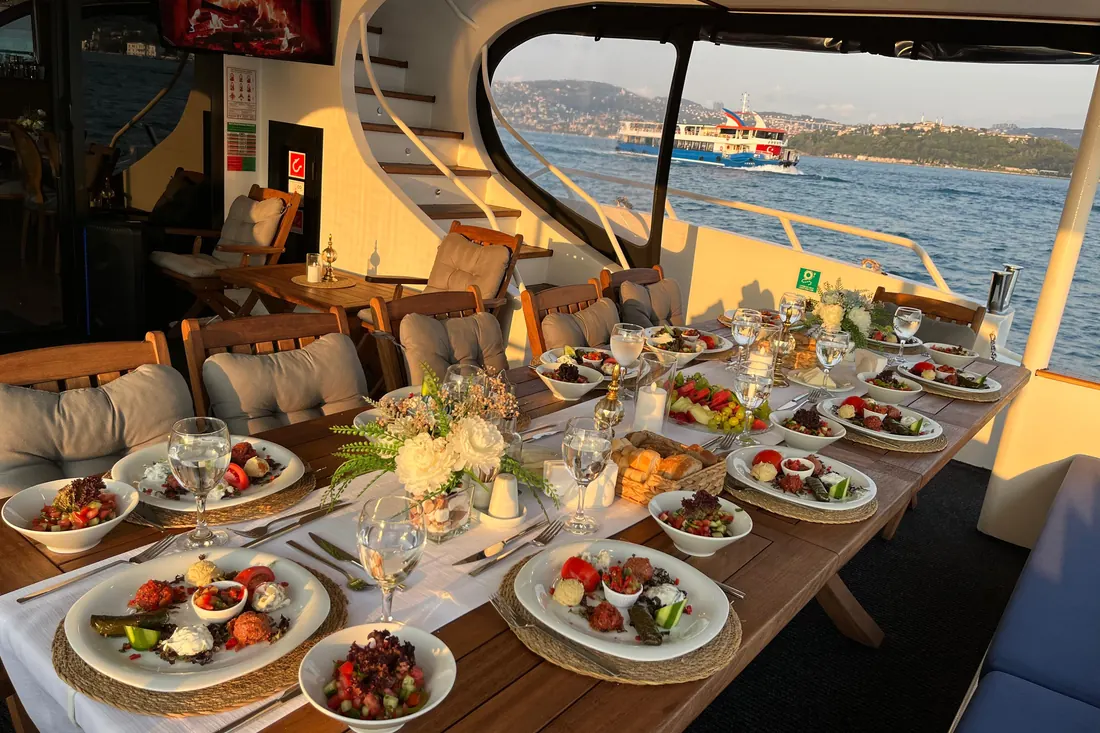 Dinner Cruises in Istanbul: What to Expect on the Night