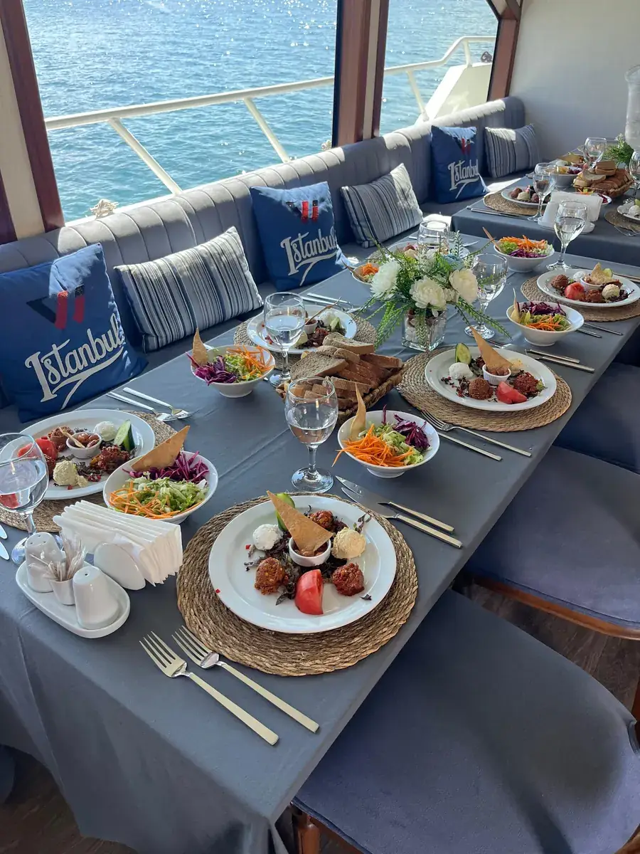 Mesa de almuerzo junto a la ventana de un yate privado