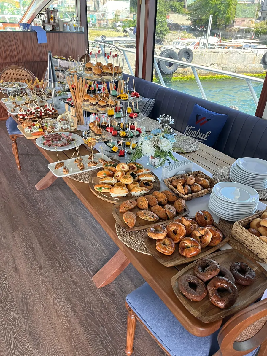 Pasteles y dulces dispuestos en el salón de un yate