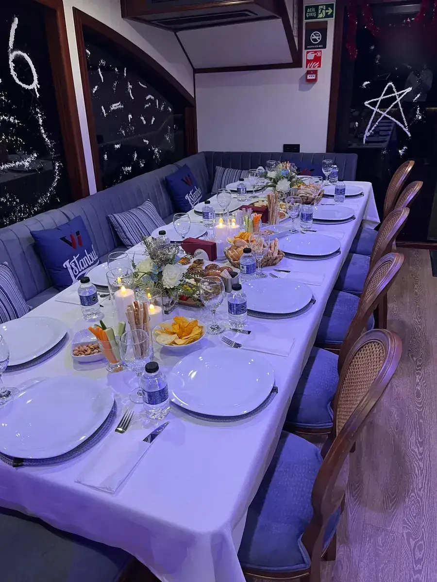 Mesa de cena de Nochevieja con velas en un yate privado