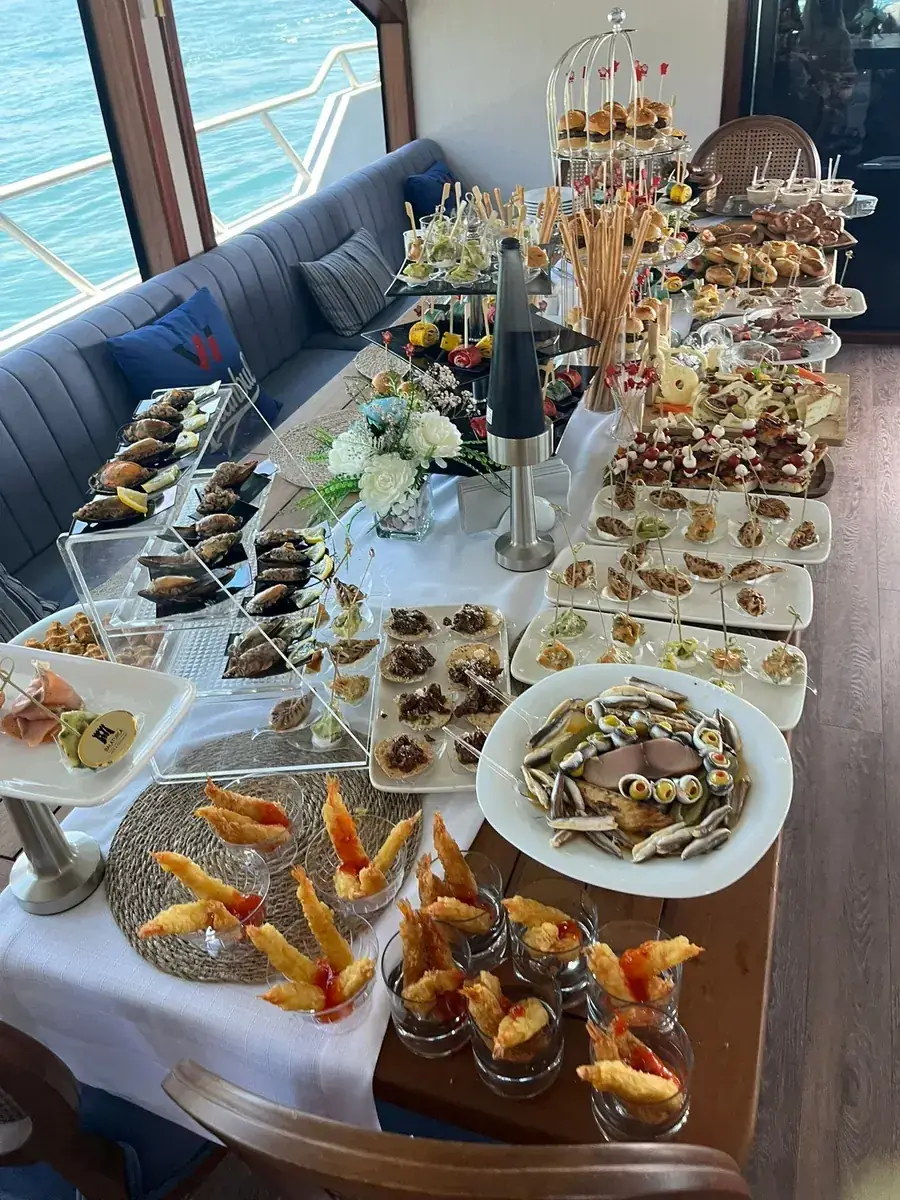Bufé de gala de Nochevieja con mezes en un yate privado