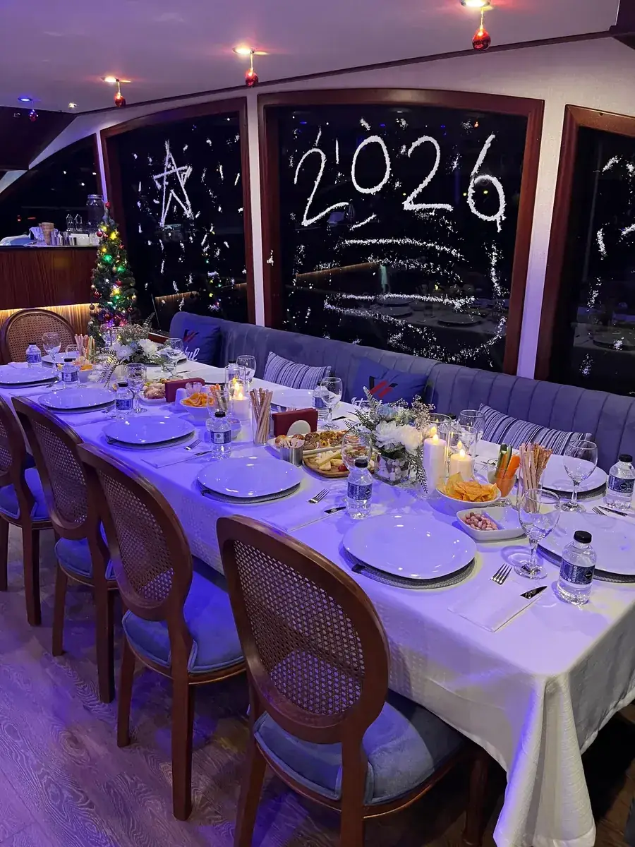 Salón de yate decorado para Nochevieja