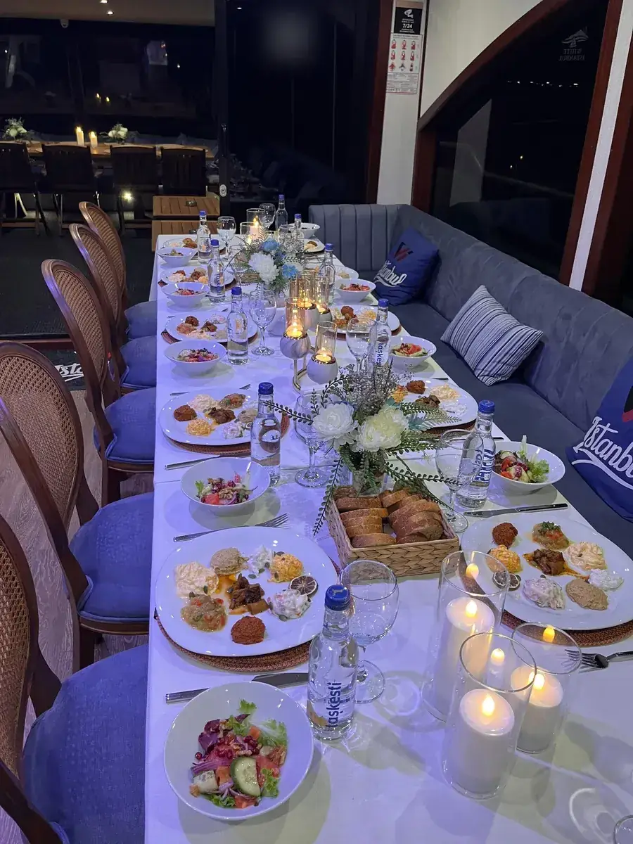 Cena de Nochevieja a la luz de las velas en el salón de un yate