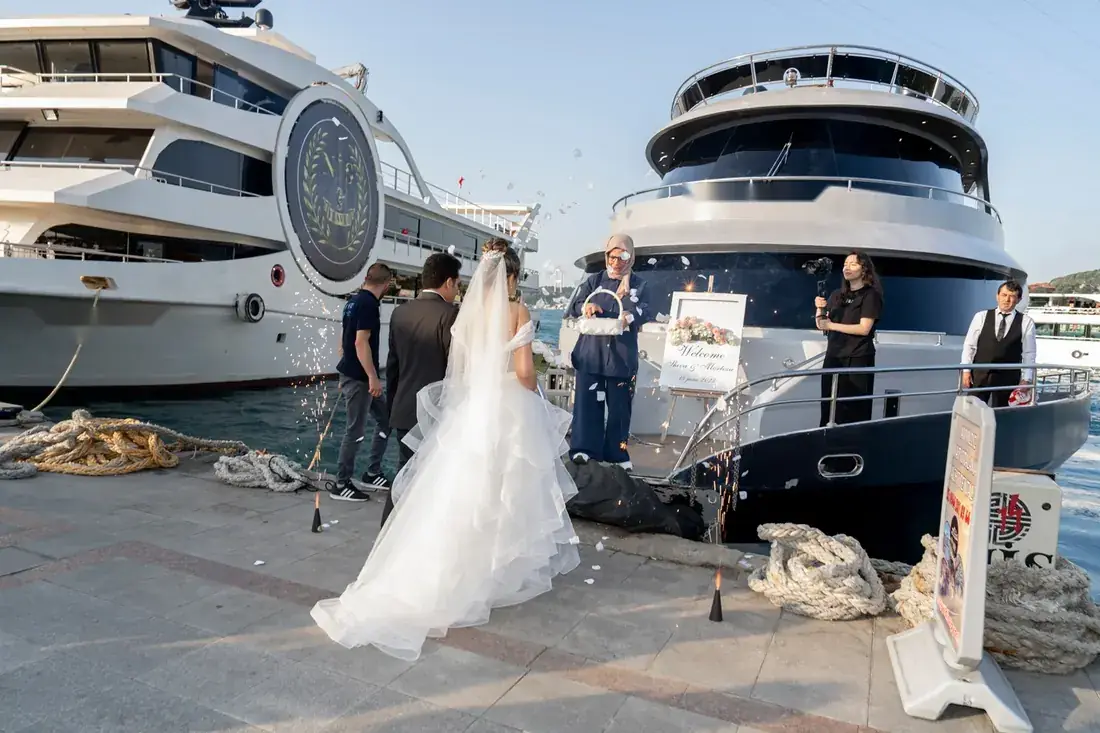 Novia llegando al muelle para subir al yate de la boda