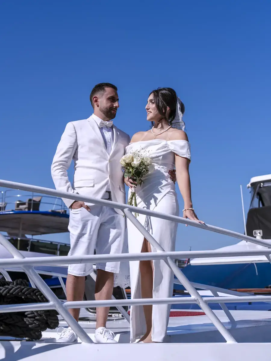 Novios en la cubierta de un yate