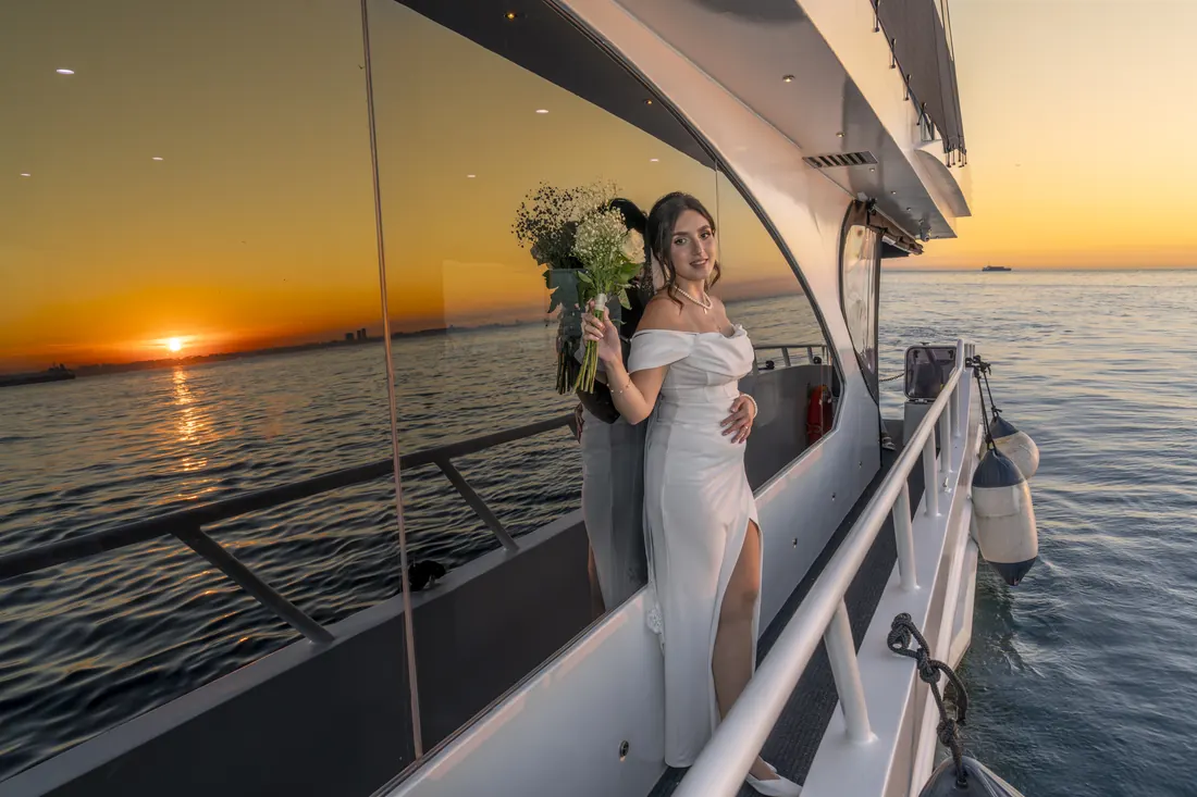 Novia en la cubierta de un yate al atardecer en el Bósforo