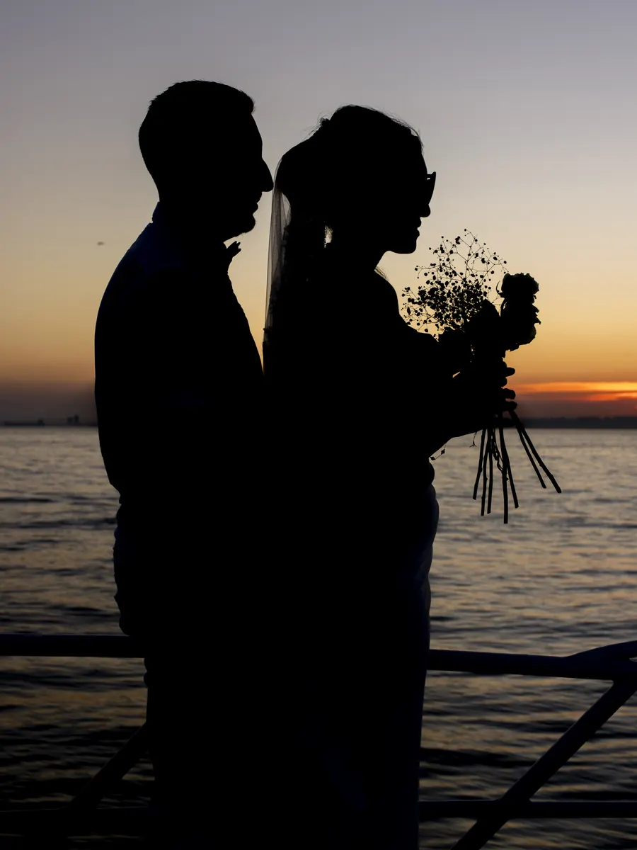 Recién casados en silueta al atardecer en un yate