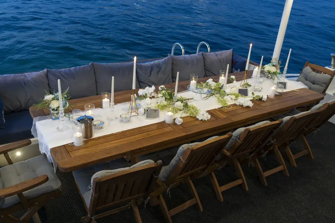 Mesa de boda con flores blancas en la cubierta de un yate