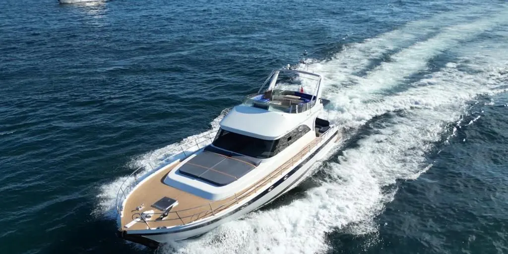 Blue Horizon motor yacht at speed on the Bosphorus