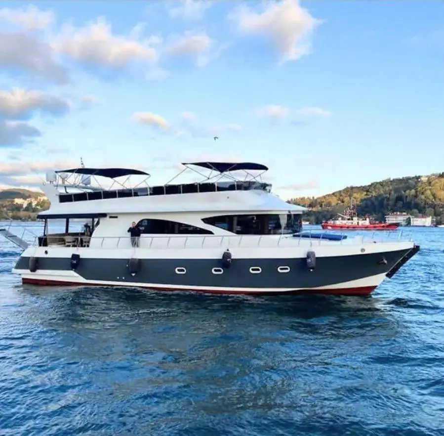 Blue Wave motor yacht on the Bosphorus