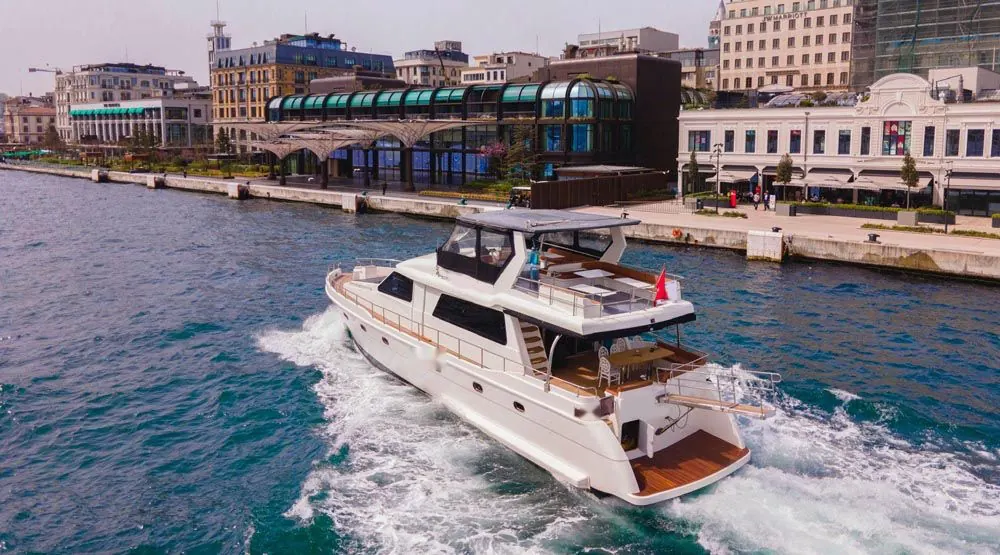 Ocean Breeze yacht at speed on the Bosphorus