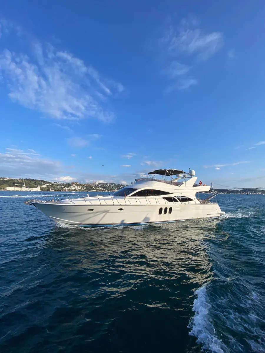Riviera yacht at speed on the Bosphorus