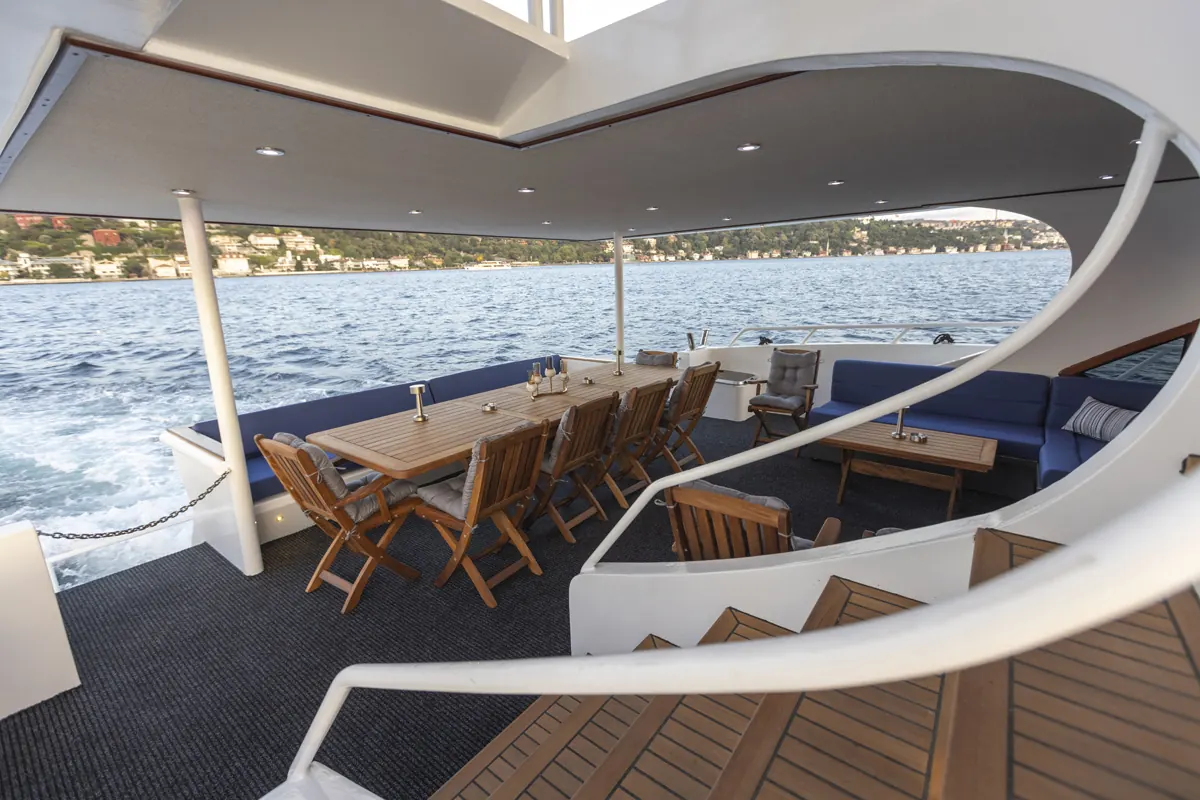 Aft deck with stairs to the flybridge on White Istanbul