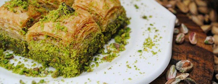 Baklava de pistacho en un plato