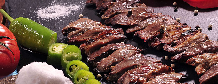 Cağ kebabı de Erzurum en un espetón horizontal