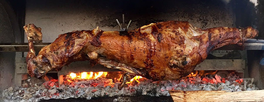 Cordero tandır de cocción lenta servido en un plato