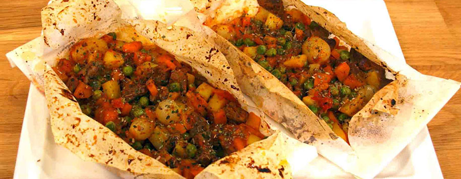 Kebab en papel de Antakya horneado sobre papel vegetal