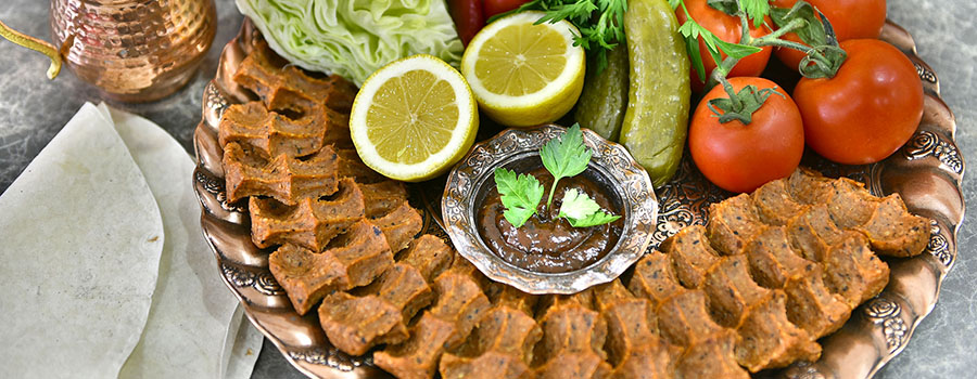 Çiğ köfte servido con hojas de lechuga y limón