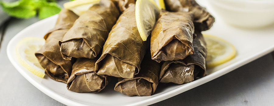 Sarma turco, hojas de parra rellenas de arroz y hierbas