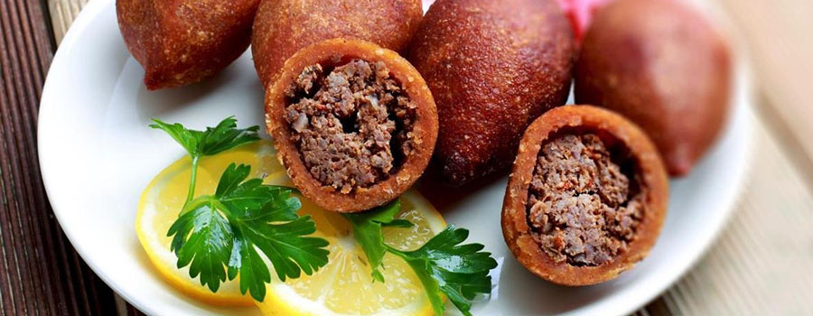Içli köfte frito, cubiertas de bulgur rellenas de carne especiada y nueces