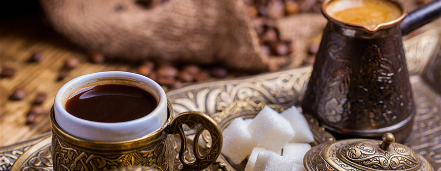 Taza de café turco con espuma servida con delicia turca