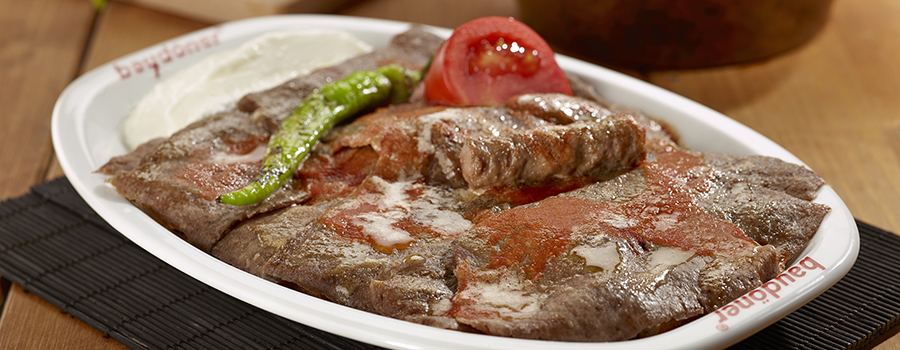 Kebab İskender con salsa de tomate, yogur y mantequilla derretida