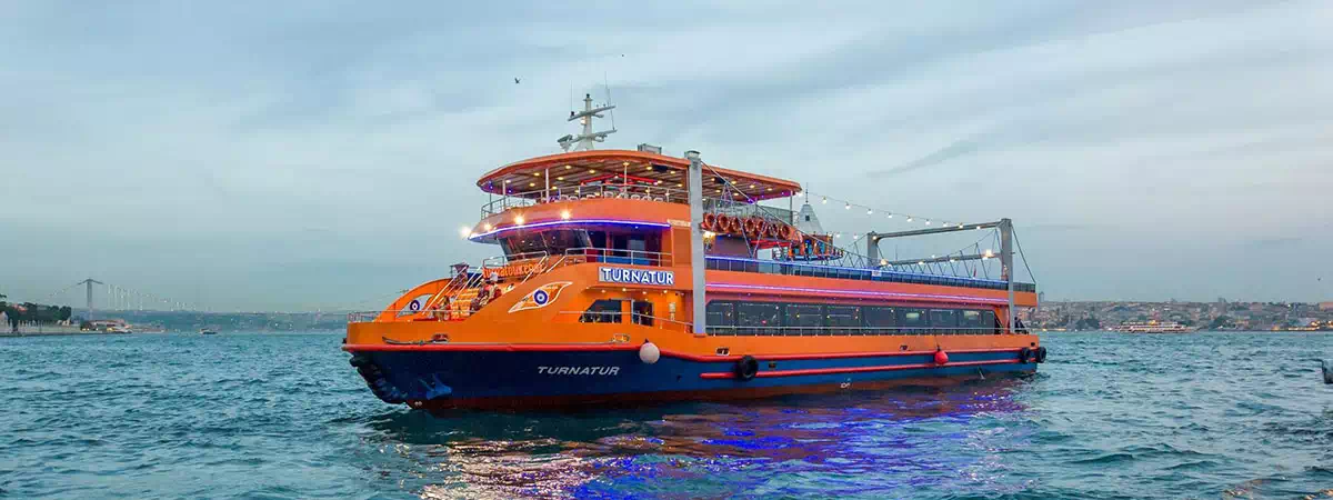 Barco de crucero con cena de tres cubiertas en el Bósforo, en Estambul