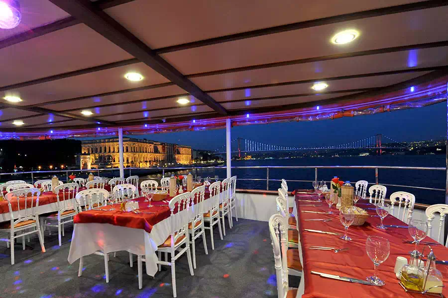 Escenario y zona de asientos para el espectáculo nocturno turco en el barco del crucero con cena