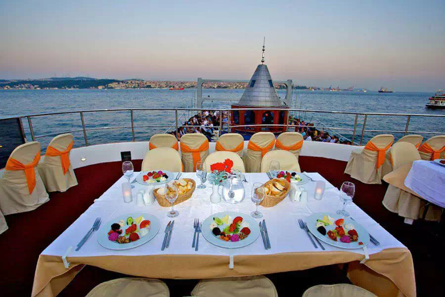 Bar a bordo del barco del crucero con cena por el Bósforo