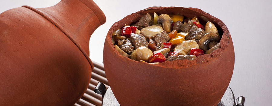 Kebab en vasija de barro