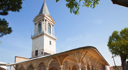 Gate and courtyard of Topkapı Palace in Istanbul
