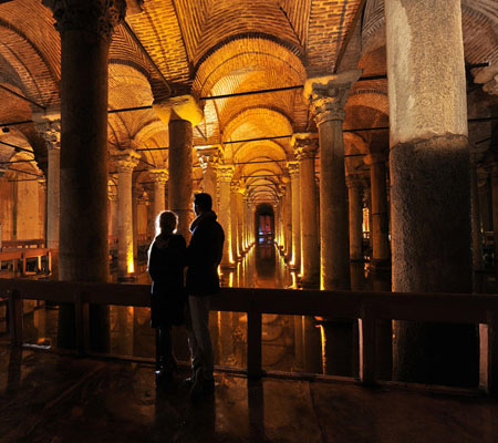 Pasarela entre las columnas de la Cisterna Basílica bajo una luz suave, Estambul