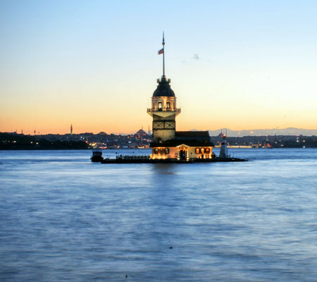 La Torre de la Doncella con el horizonte de Estambul al fondo