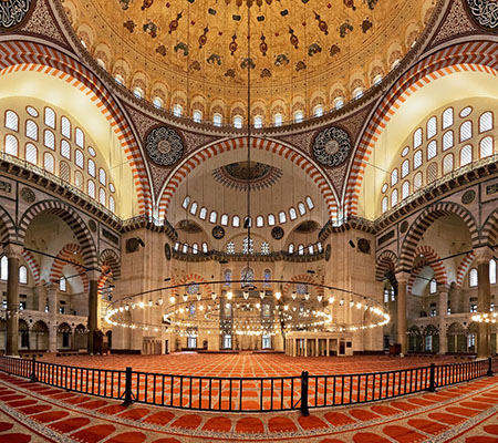 Interior de la Mezquita de Solimán en Estambul, con su cúpula, ventanas y lámparas