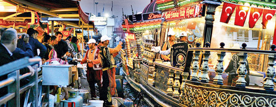 Balık ekmek, grilled fish sandwich at Eminönü in Istanbul