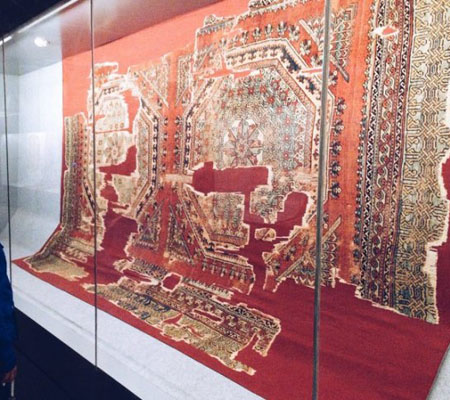 Históricas alfombras de oración anatolias colgadas en el Museo de Alfombras de las Fundaciones, Sultanahmet