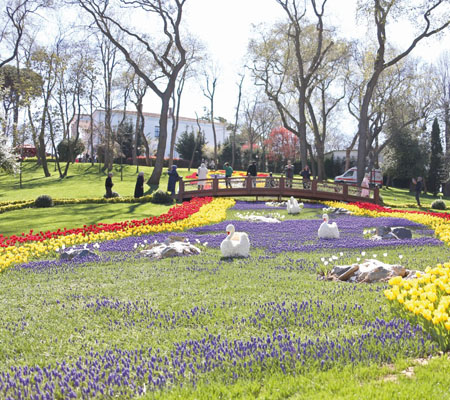 Tulipanes de colores y pabellones en el parque Emirgan, en el Bósforo