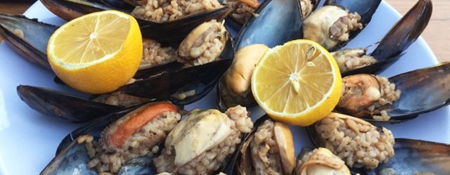 Midye dolma, stuffed mussels with lemon sold on an Istanbul street