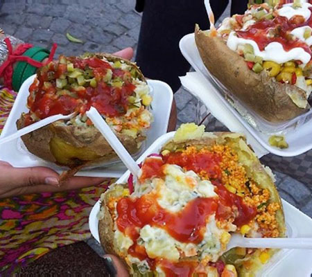Киоски с кумпиром и уличной едой в Ортакёе, Стамбул