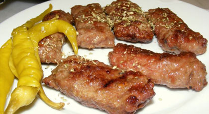 Sultanahmet köfte meatballs with salad and bread